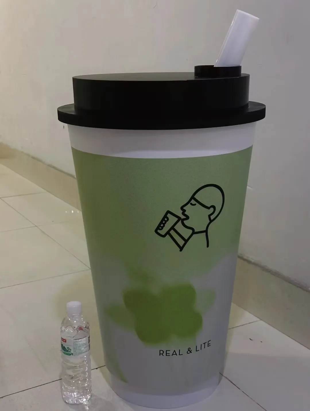 Heytea sets record with Start of Autumn marketing campaign: 1.5-meter certificate + giant cup grab attention, single-day sales surge 6x