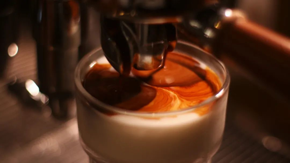Hard to find Dirty coffee for delivery? Analyzing the flavor and preservation limits of layered coffee