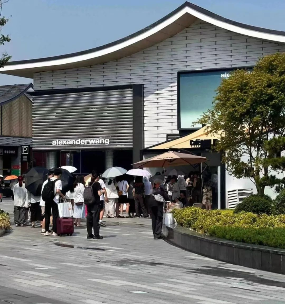 MUJI Coffee Pop-up in Suzhou's 40°C Heatwave: The Limited Edition Isn’t the Drink, It’s the Suzhou-Style Badge