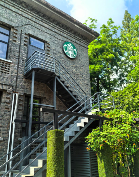 Starbucks and Cha Yan Yue Se in Nanjing's 1912 District Both Close Their Lights: Challenges of Transformation in an Established Commercial Area and Coffee Memories