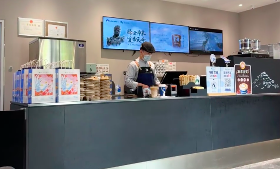 Master's graduate chooses Luckin coffee shop job: The reality and challenges of high education entering the service industry