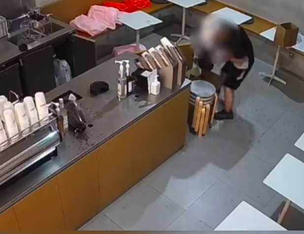 Coffee Shop Staff Caught in Theft Scam – Spilled Coffee Beans Become Key Evidence, Essential Anti-Theft Tips for Shop Owners