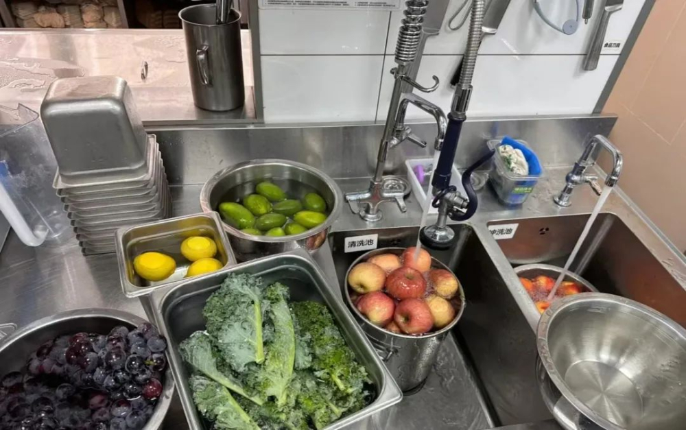 Heytea frequently launches new super plant-based teas, posing big challenges for back-of-house staff in handling beetroot