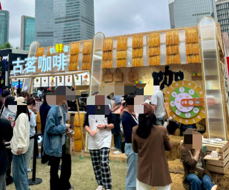 WBC champion Boram makes an appearance at Gumiao Coffee Festival ! A Luckin partner barista shakes up milk tea, sparking a buzz