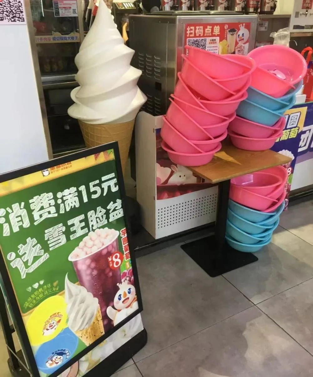 The plastic basin from Mixue Ice Cream & Tea is a hot-selling merchandise item. How tea beverage brands can pull off down-to-earth marketing strategies.