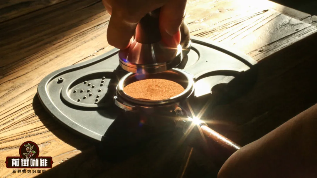 Espresso Tamping Techniques: A Key Analysis of Coffee Puck Density and Extraction Uniformity