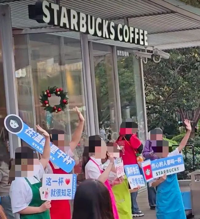 Starbucks Shows Heartfelt Support During Mayday Art Exhibition: Staff Deliver Creative Interactions to Create a Fan Party in the Café