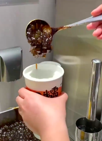 Tea Bai Dao's handmade brown sugar pearl fresh milk drink sparks quality control debate: The balancing act between freshly stir-fried pearls and pre-made ones
