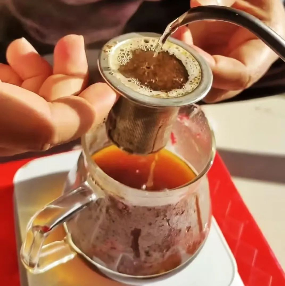 No-Scale Pour Over Emergency Guide: Visual Estimation of 15g Coffee Grounds & Three-Stage Pouring Practical Tutorial