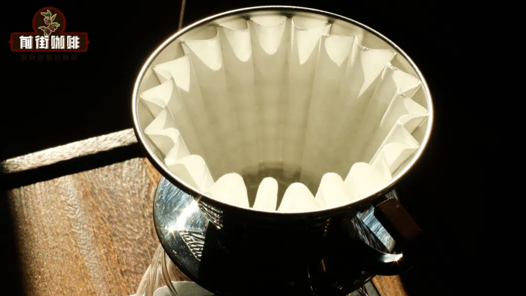 How to choose a pour over coffee filter? A detailed comparison of the pros and cons of the flat-bottomed (cake) dripper vs the V60 conical dripper