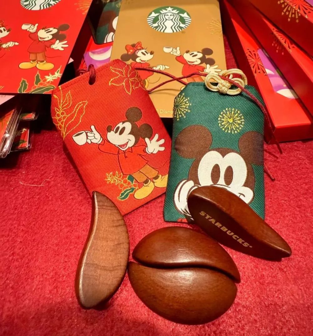 Starbucks Disney Collaboration Merchandise Has Arrived！Mickey & Minnie-Themed Cups and Red Envelopes — A Cultural Breakdown