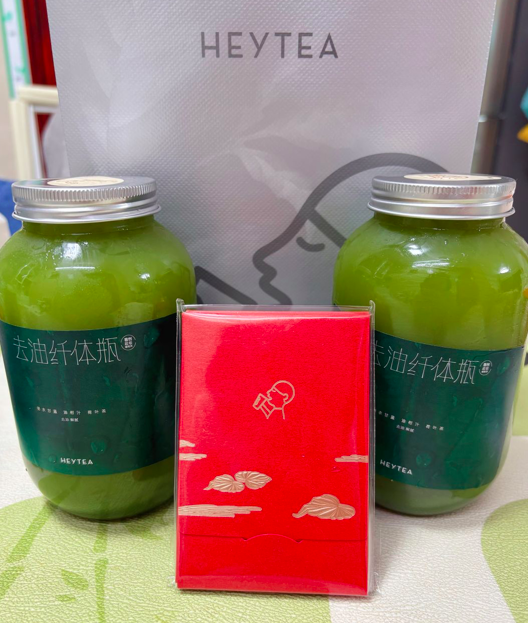 Heytea's Spring Festival merchandise sparks controversy: red envelopes with white oil-absorbing paper offend taboos in Guangdong and Guangxi