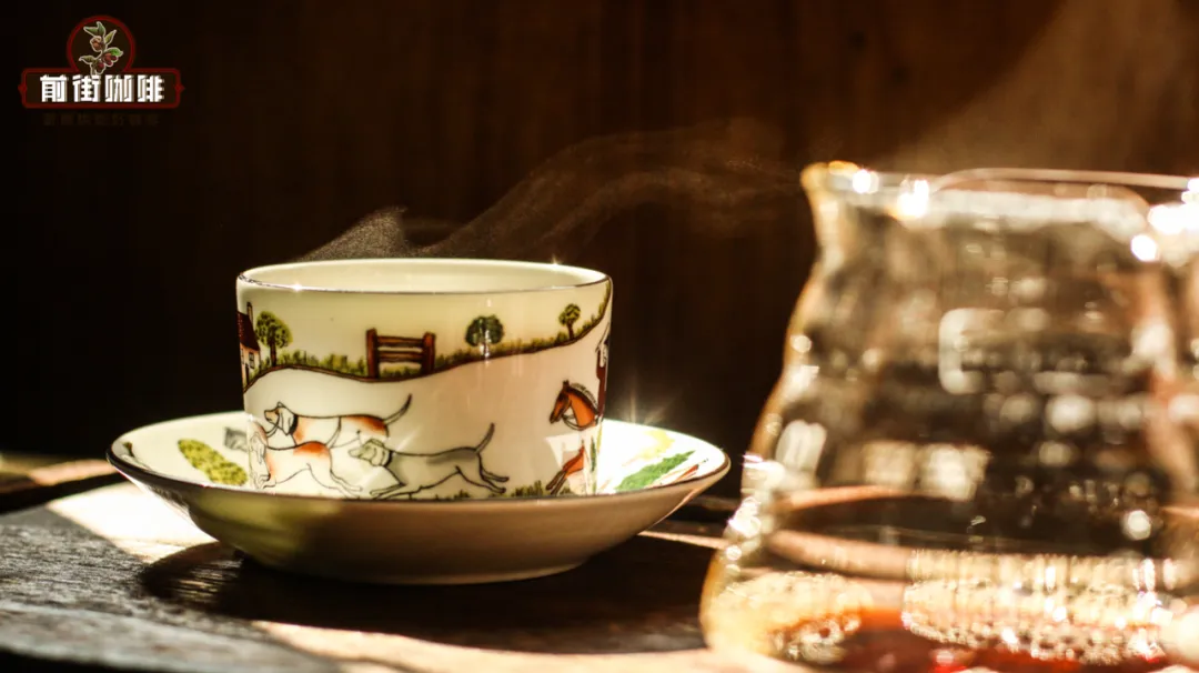 How to Taste Coffee Flavors? Differences Between Hot and Iced Pour Over & Beginner Tasting Tips