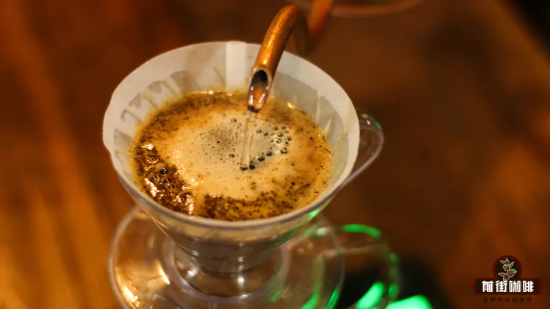 Comparison of Pour Over Coffee: One-Flow vs. Three-Stage Pouring Methods – Flavor Differences, Techniques, and Suitability for Beginners