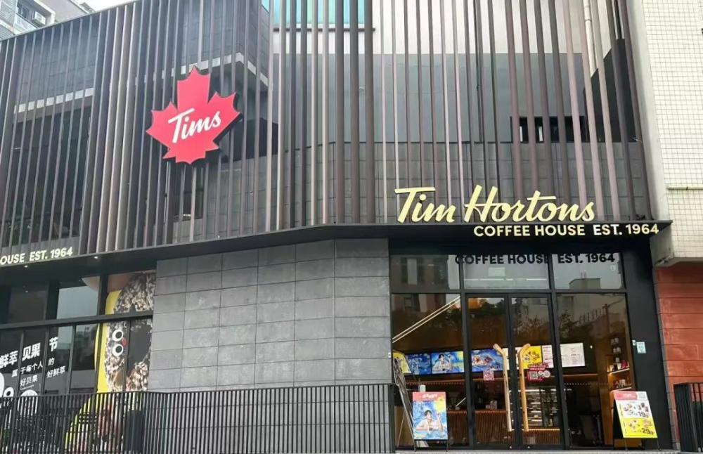 Shanghai's University Road Tims flagship store goes dark!\nThe story behind the closure of this 400㎡ North American-style coffee space