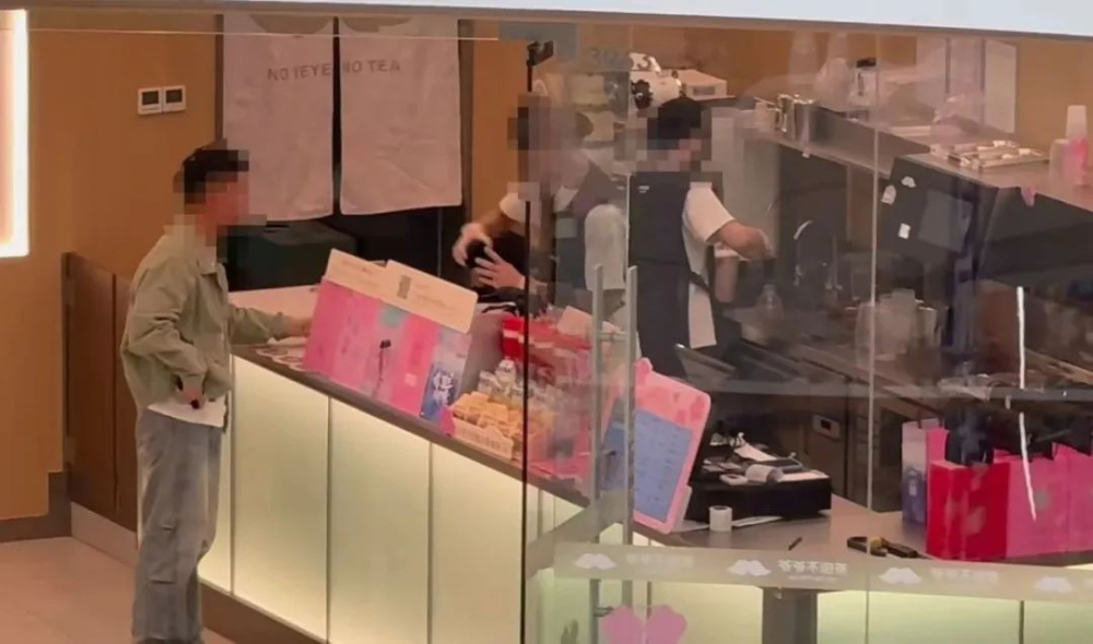 Tea shop's mandatory slogan chanting sparks controversy: Employees reveal high-pressure management and real voices behind the scenes