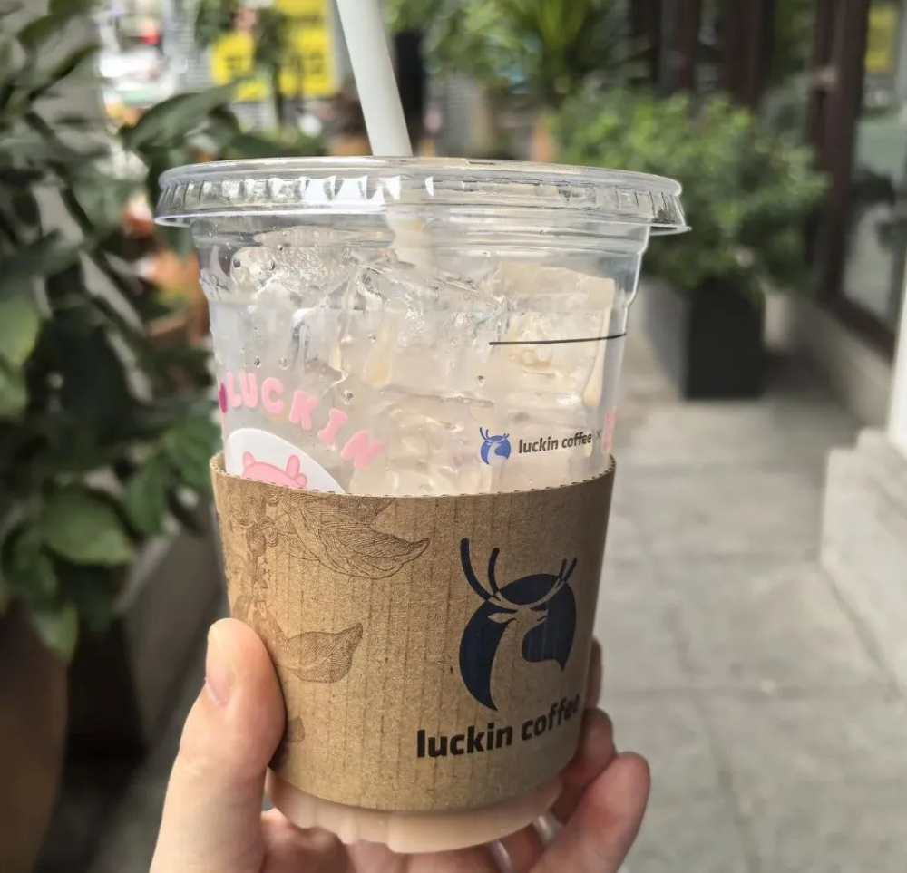 Luckin Coffee's new drinks have non-adjustable ice levels—customers who ask for no ice often receive poor reviews. What should baristas do?