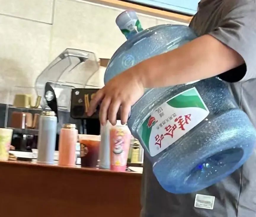 A Complete Record of Starbucks' Earth Day Bring-Your-Own-Cup Event: Get a Free Medium Americano & Share Creative Containers