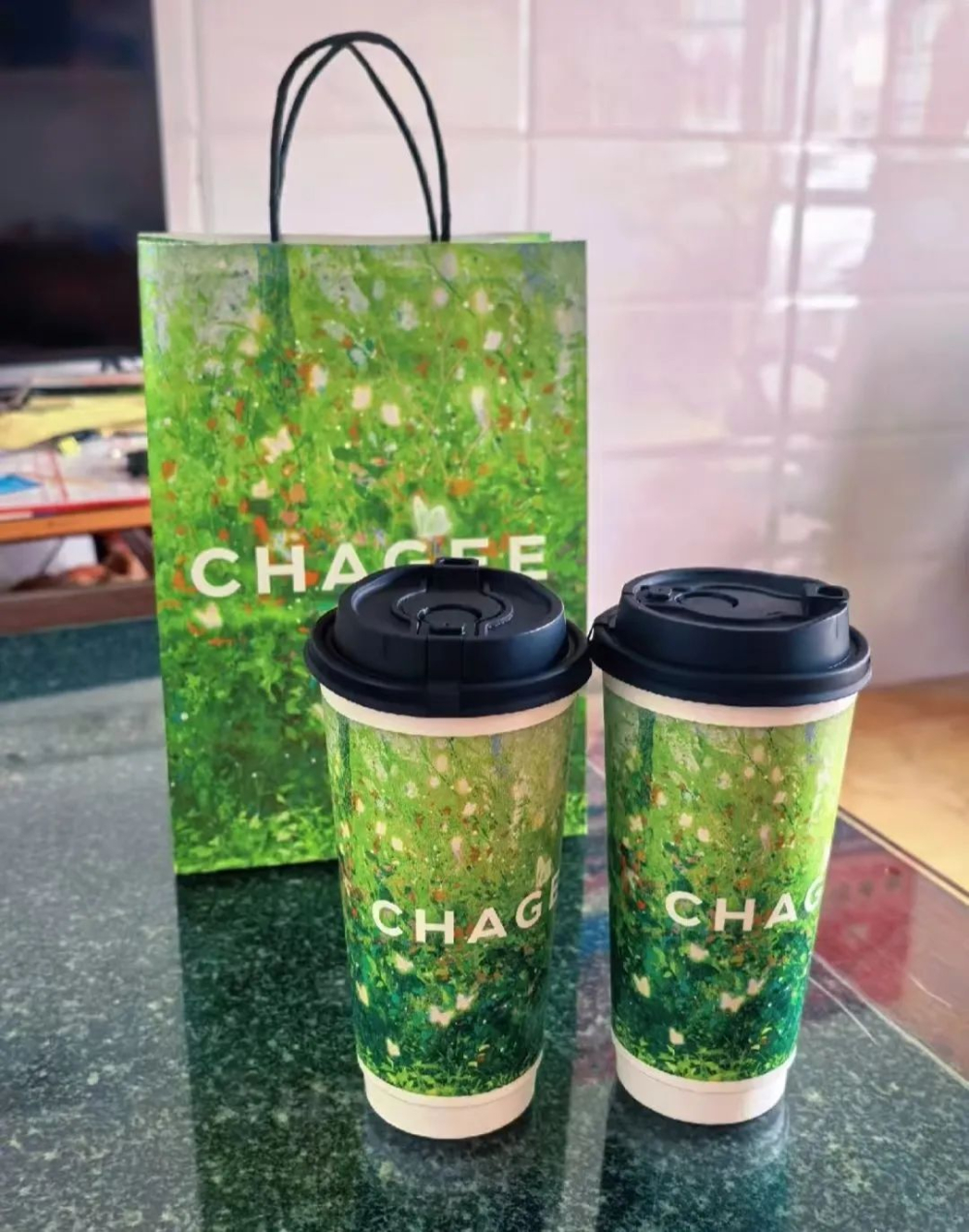 The return of ChaBaTea Ji's Summer Dream Melon Lily has drawn mixed reactions: regulars find the tea flavor too strong, while new customers associate it with cantaloupe popsicles