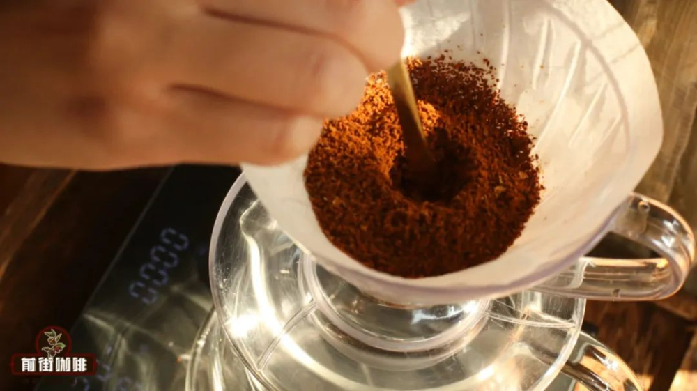 Analysis of Pour Over Coffee Blooming Techniques | Beginner's Guide to Improving Even Extraction with the Beginner’s Hole-Digging Method