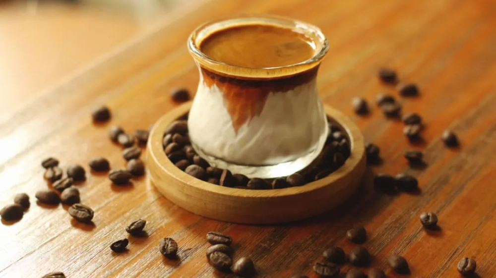 Why is Dirty Coffee Served in Small Cups? The Secret and Flavor Analysis Behind Its Three-Sip Finish