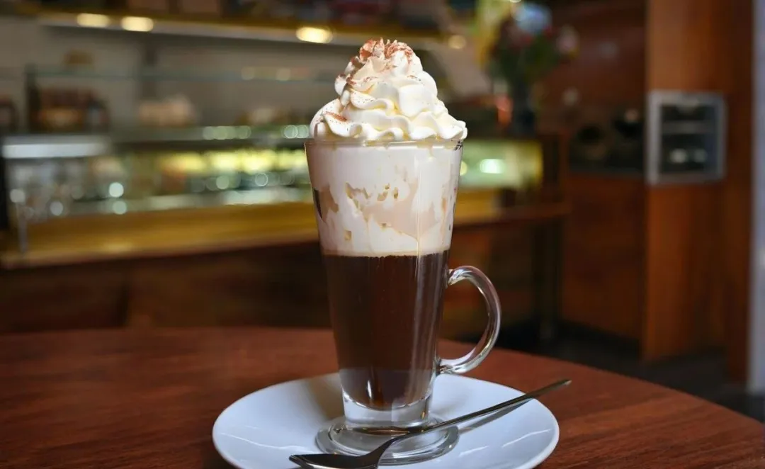 A Complete Guide to Viennese Coffee: From its Coachman Origins to the Evolution and Making of the Whipped Cream Topping