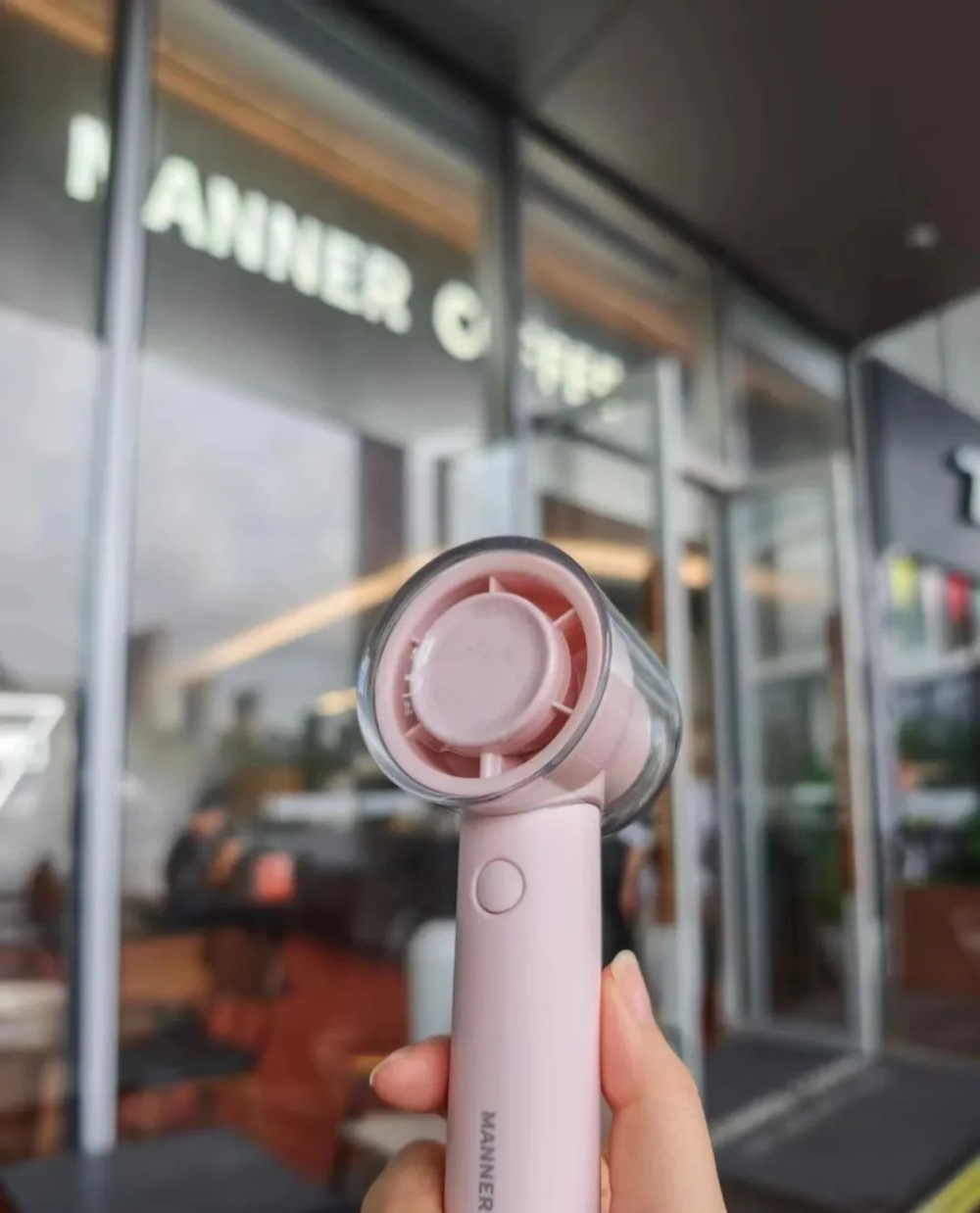 Manner handheld fan trial review: Real-world summer airflow testing and analysis of the three-drink redemption threshold