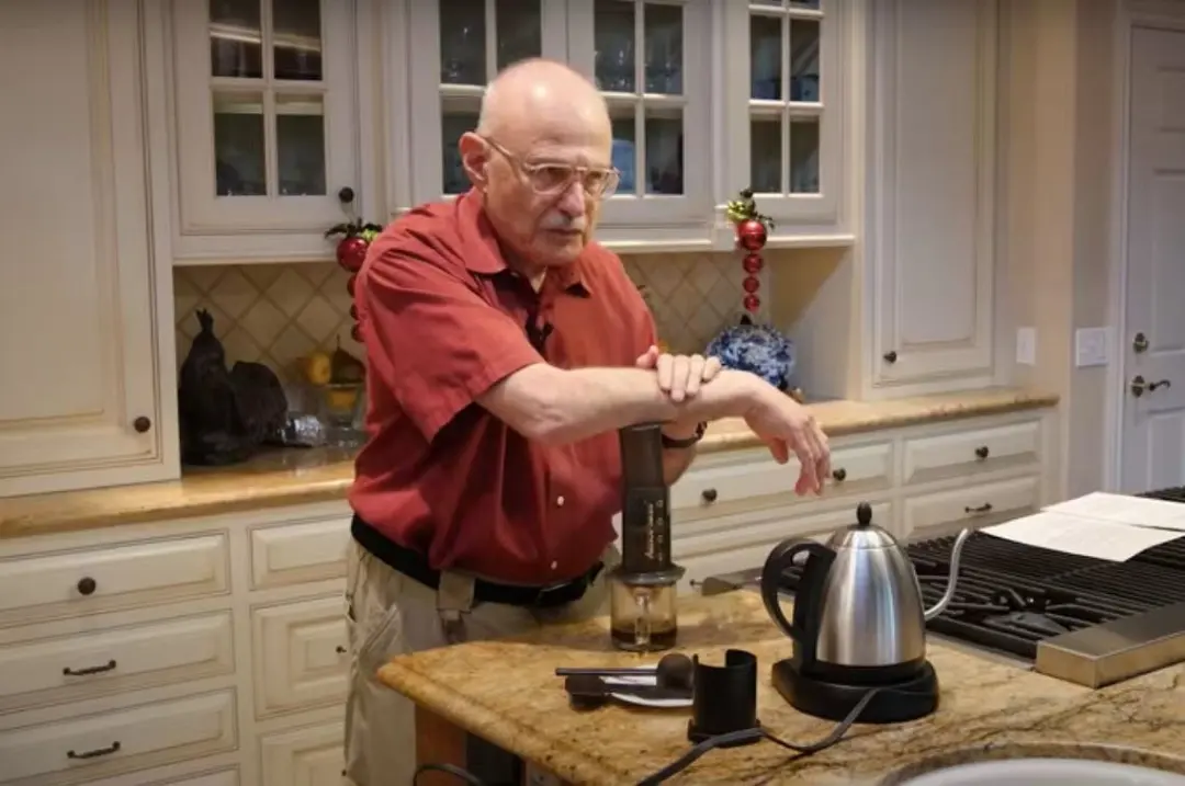 How to use an AeroPress? From its invention story to brewing techniques, and comparing flavor differences with pour over