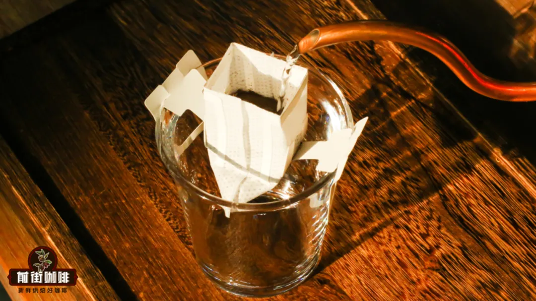 How to brew pour-over coffee using filter bags? From water temperature to brewing time, we’ll teach you how to extract a rich flavor.