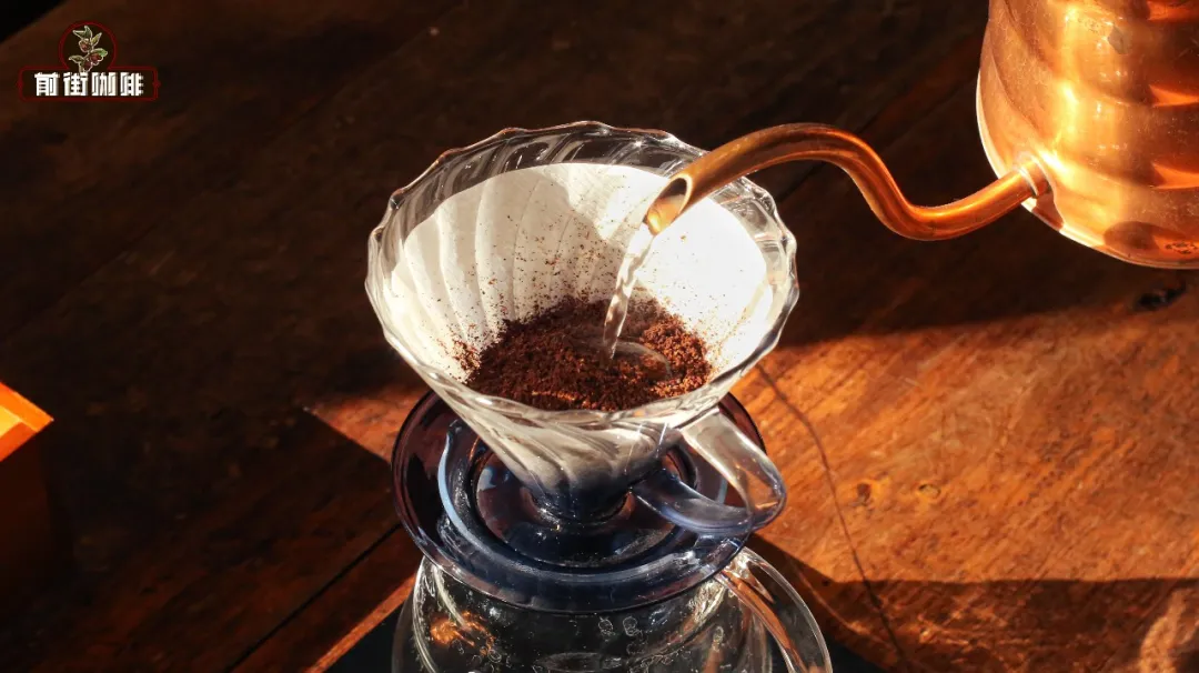 A Complete Guide to Pour Over Coffee Techniques: How Water Flow, Height, and Pouring Path Affect Flavor