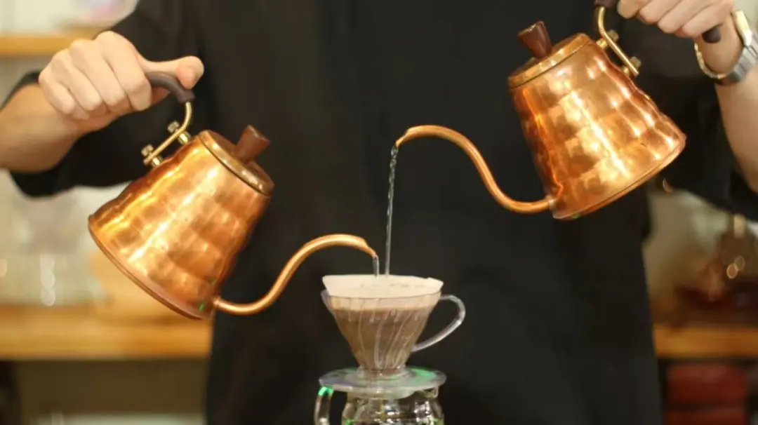 Pour Over Coffee vs. Automatic Machines: A Comprehensive Analysis of Extraction Parameters and Flavor Differences