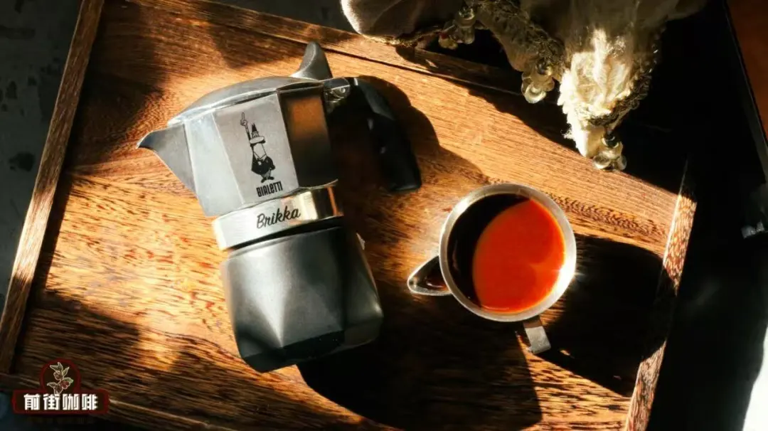 How to choose coffee beans for a moka pot? Medium-dark roast fresh beans enhance flavor and crema key