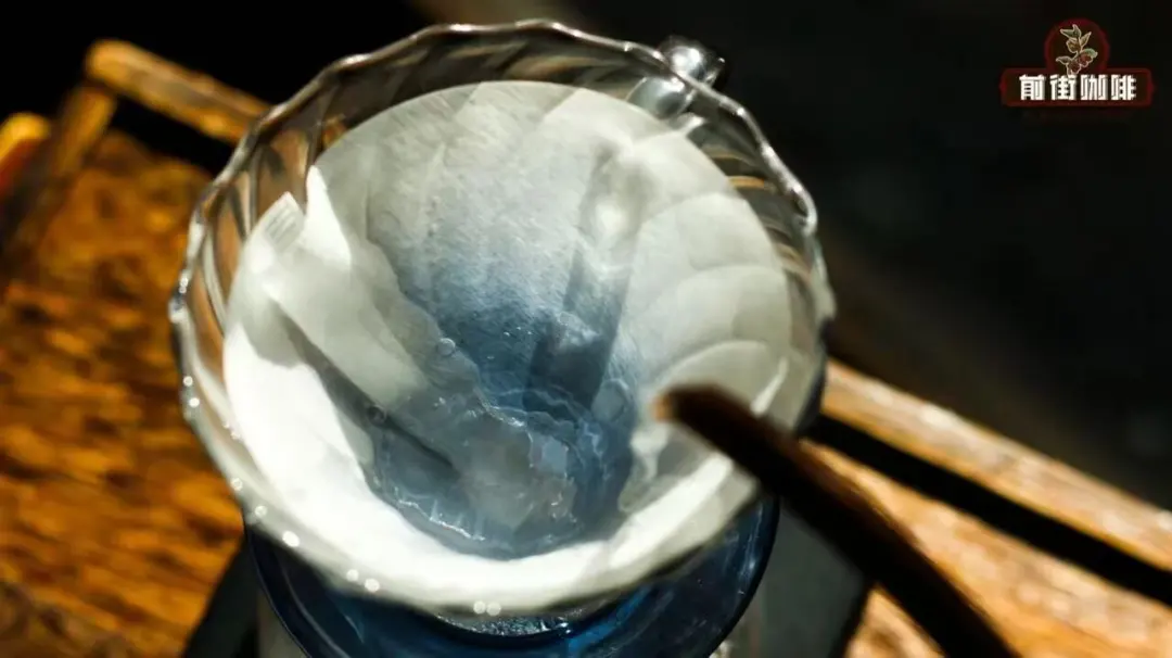 4 details that pour over beginners often overlook: filter paper pre-wetting, water quality, bloom, and grinder cleaning