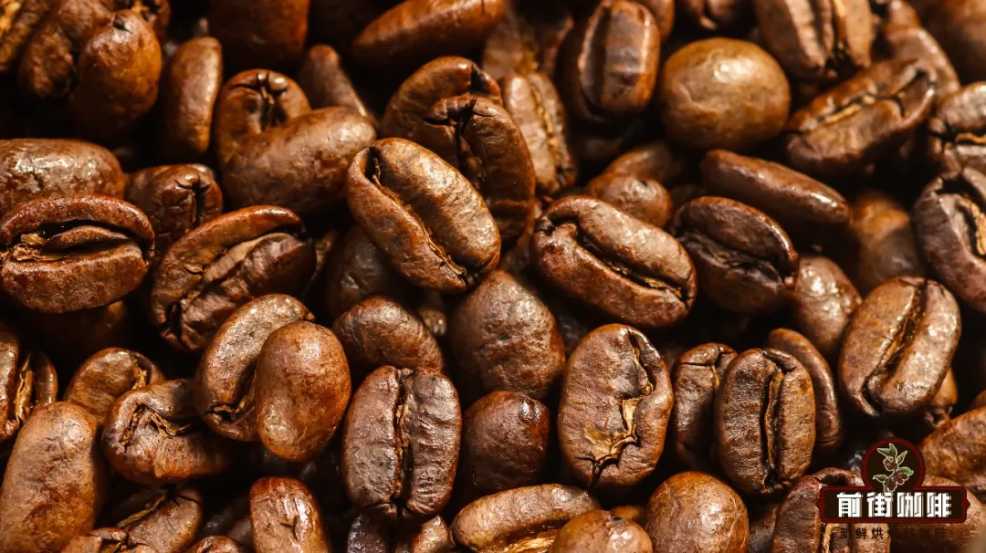 Is it normal for coffee beans to have oil on them? How does roast level affect the speed of oil emergence and flavor preservation?