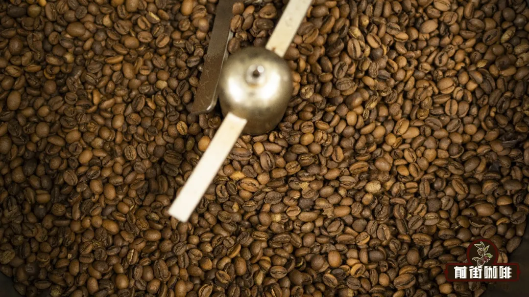 Is it normal for coffee beans to have oil on them? How does roast level affect the speed of oil emergence and flavor preservation?