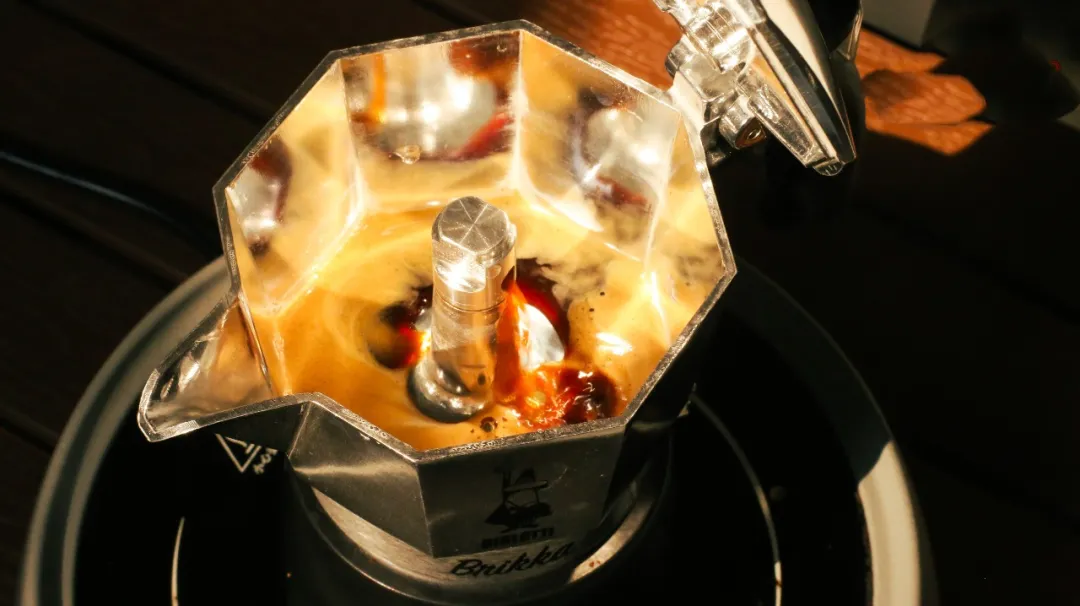 Is your Moka Pot coffee turning bitter and burnt? Learn beginner tips for selecting beans and adjusting extraction parameters