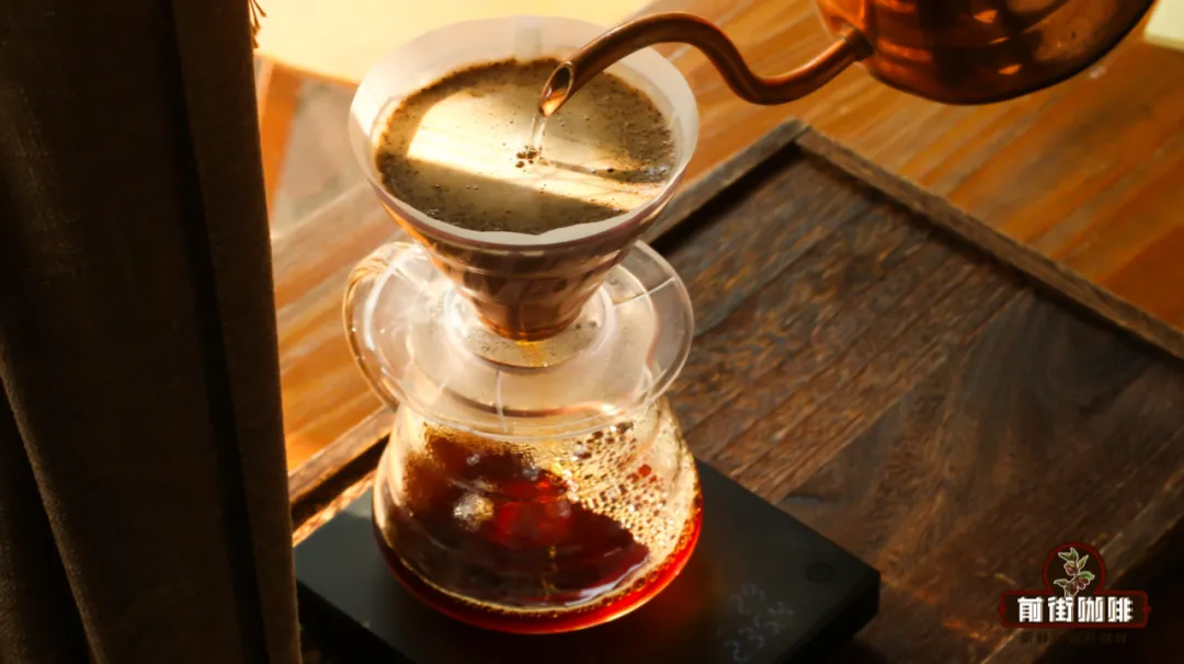 How does the thickness and shape of the pour over coffee bed affect extraction? Analyzing the differences between V60 and flat-bottomed filters