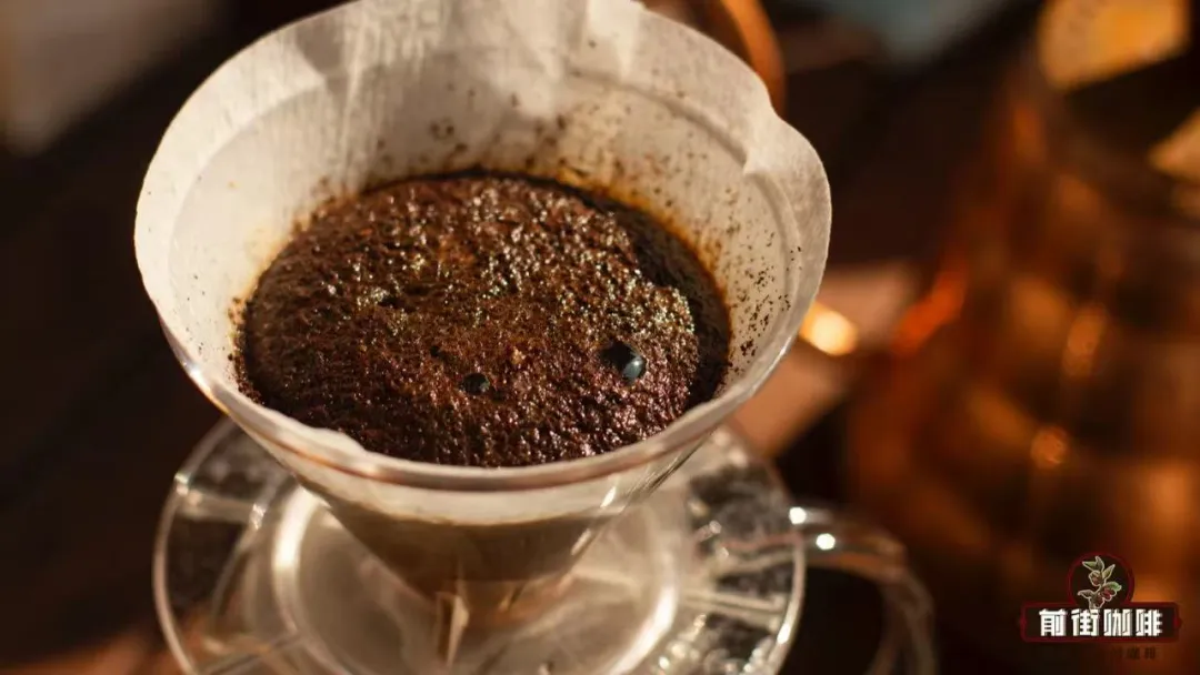 How does the thickness and shape of the pour over coffee bed affect extraction? Analyzing the differences between V60 and flat-bottomed filters