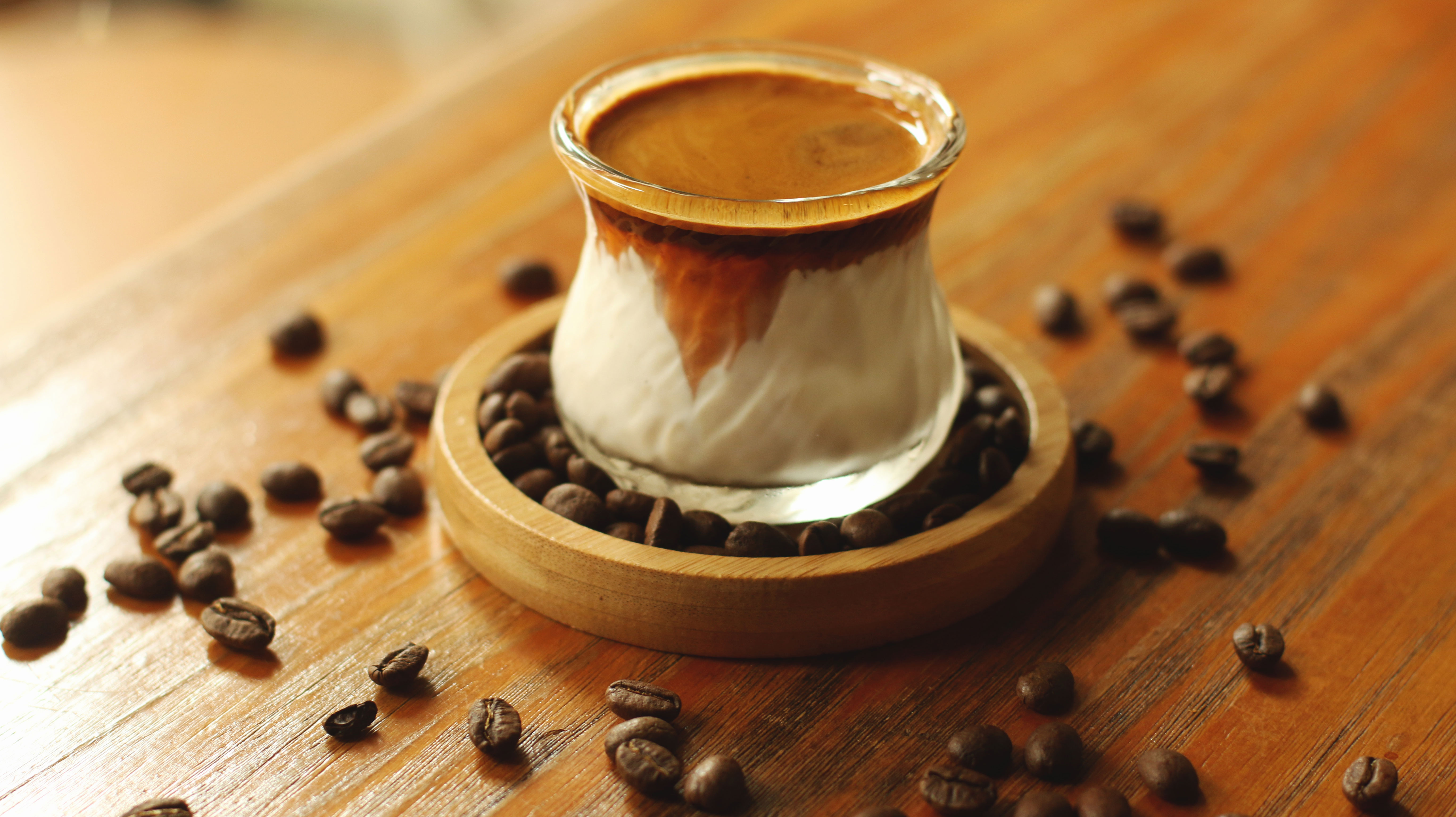 A Complete Guide to Making Latte Coffee at Home: From Origins to Flavor Differences in Hot/Iced/Dirty Lattes