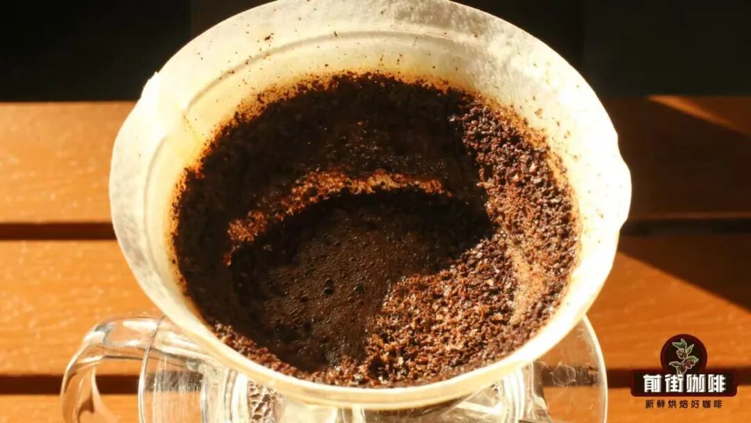 Hand Pouring Coffee Bed Observation Technique: Understanding Extraction Status from Bloom to Channeling