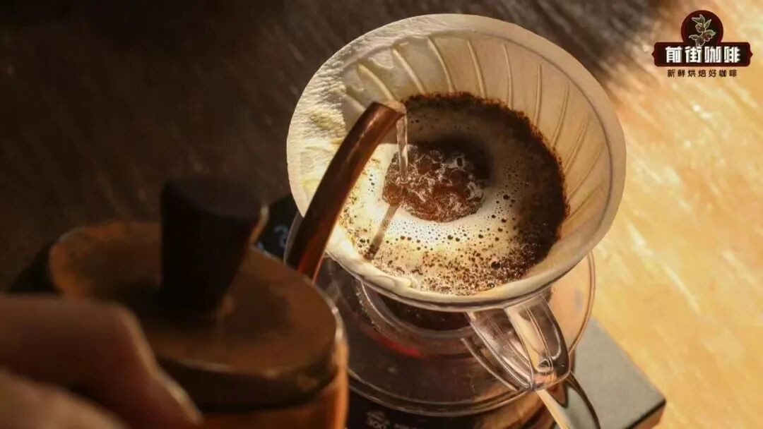 Hand Pouring Coffee Bed Observation Technique: Understanding Extraction Status from Bloom to Channeling
