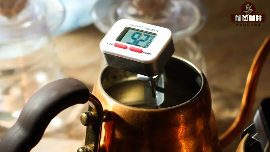 Pour Over Coffee Blooming Time Guide: How Long Is Ideal Without Affecting Extraction and Flavor?