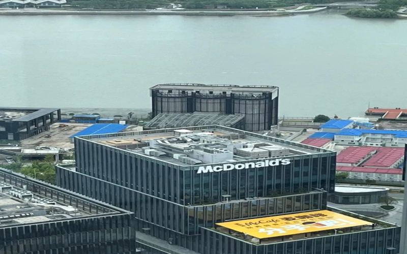 McCoffee brand goes independent and gets an upgrade: Analysis of differences between milk tea latte and regular latte, and beginner's guide to freshly ground coffee