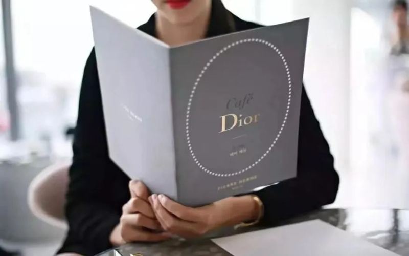 Dior's first coffee shop in China opens！ Fortune - god worship ceremony unexpectedly goes viral. What's the luxury brand's strategy for crossing over into the coffee business?