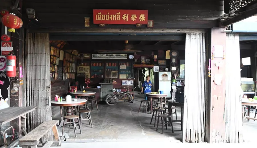 The Legend of Thailand’s Century-Old Coffee Shop: The Timeless Flavor of Charcoal-Roasted Robusta and Hand-Poured Drip