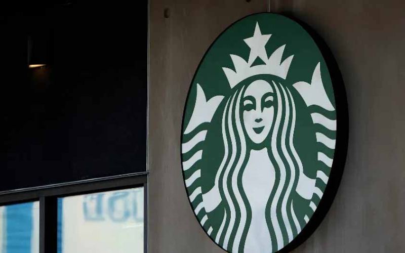 Starbucks Q1 same-store sales rebound but net profit plunges sharply; analysis on why CEO’s annual salary is cut by 450 million