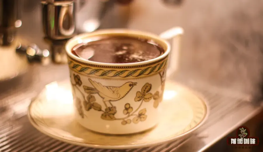 How does the smoky flavor in coffee come about? A complete guide to the differences between dark and light roasts and charcoal-roasted coffee