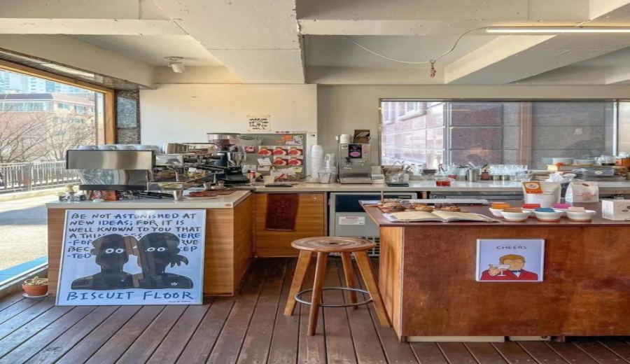 The Ultimate Science-Based Guide to Choosing the Perfect Location for Your Coffee Shop: A Practical Manual Covering Foot Traffic, Storefront Width, and Drainage Systems