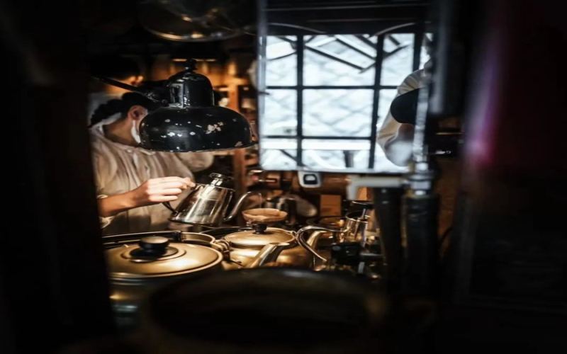 Diverse Career Paths for Baristas: A Guide to Transitioning from Counter Skills to Management, Roasting, and Teaching