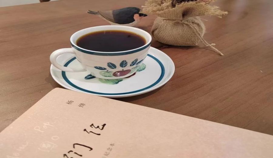 Are the requirements too high to exchange old books for coffee? Beijing bookstore's hardcover book condition sparks discussion and book-swap suggestions